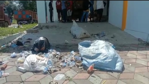 Tumpukan sampah di halaman kantor Pemkot Bima yang dibuang massa petugas kebersihan yang melakukan aksi protes soal gaji, Jumat (10/3/2023) siang. Foto MR/ Berita11.com.