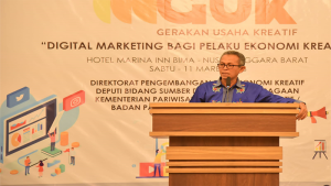 Asisten I Setda Kota Bima, Abdul Gawis menyampaikan sambutan saat Bimtek Gerakan Usaha Kreatif Digital Marketing bagi pelaku usaha ekonomi kreatif, yang digelar di Ball Room Marina Iin Hotel Kota Bima, Sabtu (11/3/3/2023).