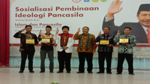 Foto Bersama Kepala BPIP RI, Prof KH Yudian Wahyudi, Ph.D, Deputi Bidang Hubungan antar-Lembaga Sosialisasi dan Jaringan BPIP, Prakoso MM, Sekda Kota Bima, H Muktar Landa dan sejumlah narasumber, Kamis (2/3/2023). Foto MR/ Berita11.com.