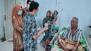 Petugas BPJS Kesehatan Cabang Bima berbincang dengan Nurdin saat Customer Visit di RSUD Bima, Sabtu (11/3/2023).