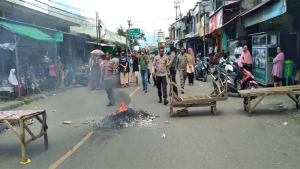 Aksi massa menutup ruas jalan negara Lintas Bima-Sumbawa di Kecamatan Bolo Kabupaten Bima NTB memprotes Toko Serba 35.000. Massa menuntut pemerintah toko tersebut, Selasa (14/3/2023).