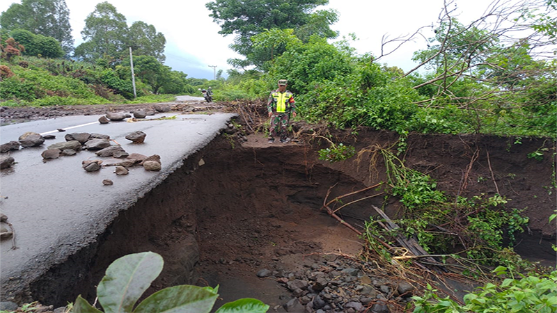 Curah hujan sedang hingga tinggi  menyebabkan sejumlah tanah penyangga ruas jalan ambles di Desa Kawinda Toi Kecamatan Tambora Kabupaten Bima, sehingga berpotensi menimbulkan ruas aspal jalan raya terputus. 