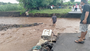 Kondisi jalan putus akibat diterjang banjir di Desa Kawinda Toi Kecamatan Tambora Kabupaten Bima, Nusa Tenggara Barat, Kamis (2/3/2023).