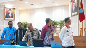 Kepala Dinas Kominfostik Kota Bima, H Mahfud dan sejumlah pejabat BSSN di sela menandatangani perjanjian kerja sama.