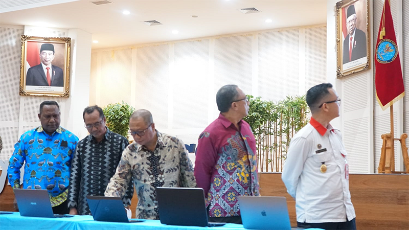 Kepala Dinas Kominfostik Kota Bima, H Mahfud dan sejumlah pejabat BSSN di sela menandatangani perjanjian kerja sama.
