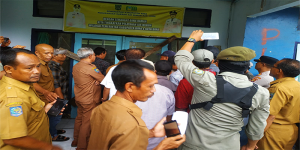 Suasana saat Palang Kantor PDAM Bima Dibuka. Foto MR/ Berita11.com. Download Apps Berita11.com sekarang. Artikel ini telah tayang di Berita11.com dengan link: https://berita11.com/regional/2023/01/16/5415/palang-pintu-kantor-pdam-bima-dibuka/