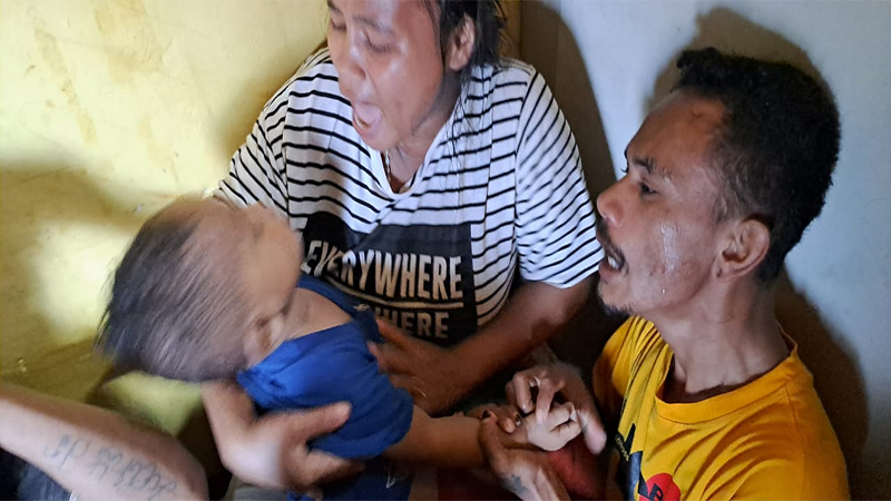 Orang tua korban tak kuasa menahan tangis setelah mendapati anaknya meninggal dunia karena terseret banjir, Selasa (7/3/2023) siang.