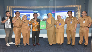 Pejabat Diskominfo Provinsi NTB dan Diskominfo Provinsi Jawa Timur foto bersama usai membahas kerja sama sukuritas siber.