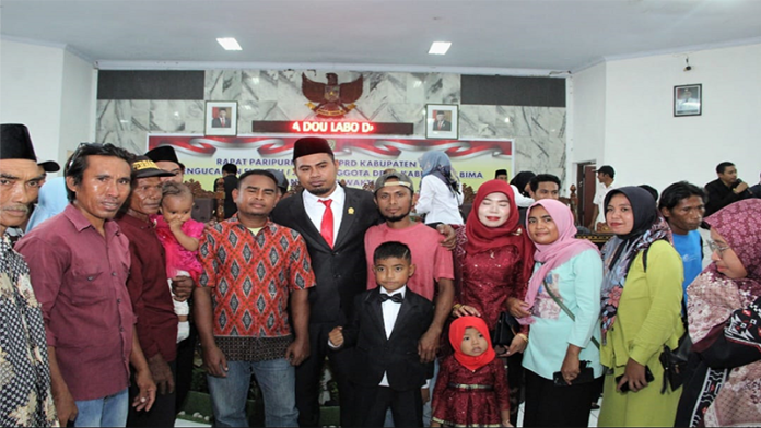Moris foto bersama istri dan anak serta dengan sejumlah kerabat dan anggota konstituennya usai dilantik sebagai anggota DPRD Kabupaten Bima, Rabu (1/3/2023). Foto Ist.