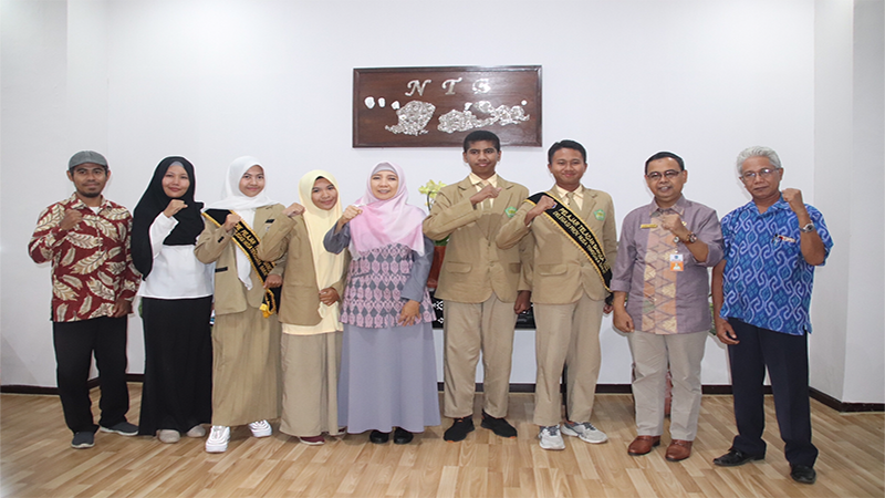 Lima pelajar calon delegasi IYEC Chapter Turkey Tahun 2023 foto bersama Wagub NTB, Sitti Rohmi Djalilah, Kepala Dinas Dikbud NTB dan guru pembimbing.