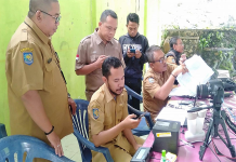 Petugas Dinas Kependudukan dan Pencatatan Sipil Kabuapten Bima melaksanakan layanan mobile, perekaman KTP elektronik bagi puluhan warga Kecamatan Donggo Kabupaten Bima, Selasa (7/3/2023).