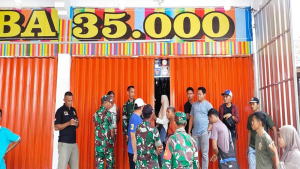 Toko Serba 35.000 di Desa Rato Kecamatan Bolo Kabupaten Bima Nusa Tenggara Barat Jl Lintas Bima-Sumbawa ditutup sementara oleh pemiliknya setelah muncul aksi protes sejumlah pedagang dari Pasar Sila Kabupaten Bima, Sabtu (11/3/2023). Foto Suryadin.