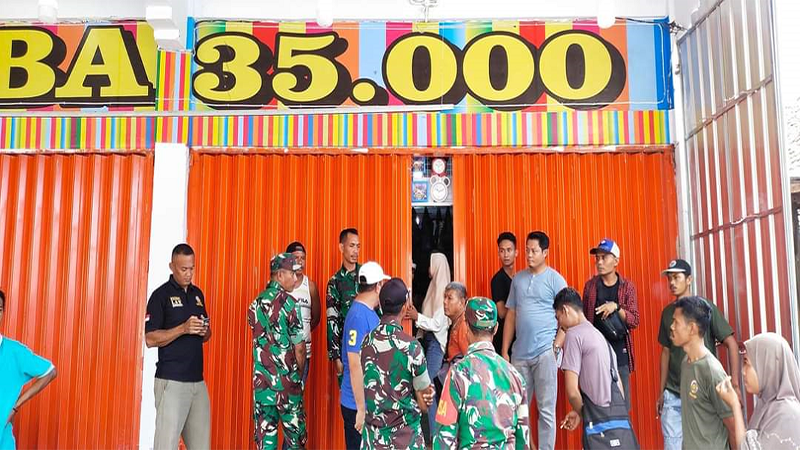 Toko Serba 35.000 di Desa Rato Kecamatan Bolo Kabupaten Bima Nusa Tenggara Barat Jl Lintas Bima-Sumbawa ditutup sementara oleh pemiliknya setelah muncul aksi protes sejumlah pedagang dari Pasar Sila Kabupaten Bima, Sabtu (11/3/2023). Foto Suryadin.