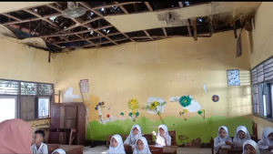 Siswa Sekolah Dasar Negeri (SDN) Sakuru Kabupaten Bima belajar di bawah ancaman kondisi ruangan belajar yang rusak parah. Foto MR/ Berita11.com.