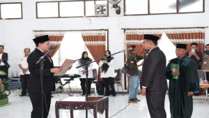 Ketua DPRD Kabupaten Bima, Muhammad Putera Ferriyandi memandu sumpah janji anggota legislative dari Partai Gerindra, Ma’rif Makruf, Rabu (1/3/2023).