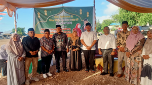 Foto bersama Anggota DPRD Kabupaten Bima, Ma’rif Takwa didampingi istri tercinta Radiah Ma’rif Takwa dan sejumlah pimpinan DPRD Kabupaten Bima dan staf serta Camat Ambalawi usai acara syukuran, Jumat (10/3/2023).