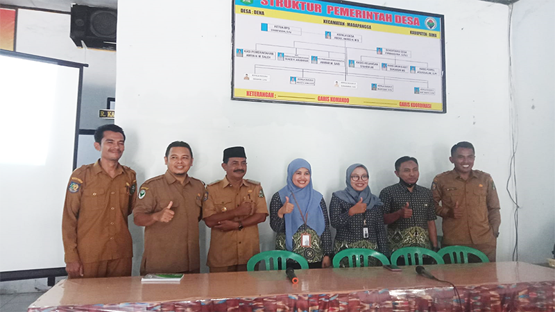 Kepala BPJS Kesehatan Cabang Bima, Tati Haryati Denawati bersama Kepala Desa Dena Kecamatan Madapangga Kabupaten Bima dan jajaran foto bersama saat sosialisasi di kantor Desa Dena, Selasa (4/4/2023) siang. Foto Fitri/ Berita11.com