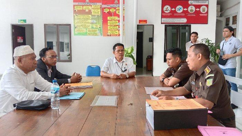 Direktur CV Rahmawati, H Ibrahim saat menghadap petugas Kejari Bima beberapa waktu lalu. Foto Ist.