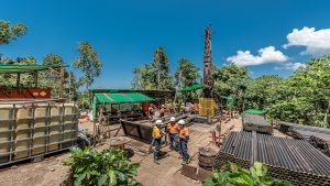 Aktivitas engineer di lokasi drilling PT Sumbawa Timur Mining, Proyek Hu’u Nusa Tenggara Barat.