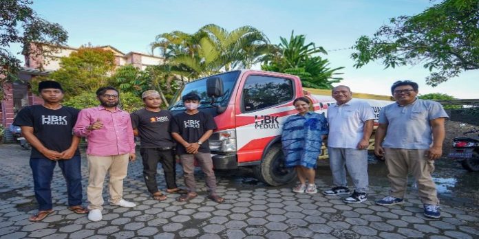 H Bambang Kristiono foto bersama Tim HBK Peduli di depan armada baru mobil tangki air bersih yang disalurkan untuk Lombok Tengah dan Lombok Timur.