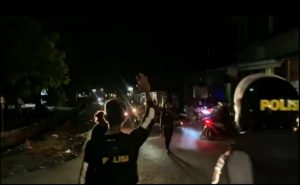 Sejumlah aparat kepolisian berupaya mengurai konsentrasi massa saat saling serang di Kecamatan Wera Kabupaten Bima, Sabtu (22/4/2023) malam.
