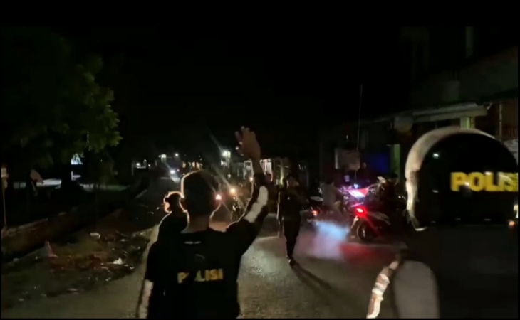 Sejumlah aparat kepolisian berupaya mengurai konsentrasi massa saat saling serang di Kecamatan Wera Kabupaten Bima, Sabtu (22/4/2023) malam.