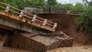 Kondisi jembatan ambles yang diterjang banjir di Desa Waworada Kecamatan Langgudu, Kabupaten Bima, Nusa Tenggara Barat, Minggu (2/4/2023) sore.