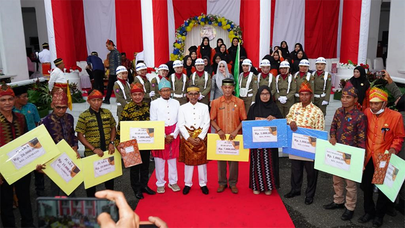 Wali Kota Bima, H Muhammad Lutfi foto bersama pemenang lomba dalam rangka memeriahkan HUT ke-21 Kota Bima usai upacara hari jadi Kota Bima di halaman kantor Pemkot Bima, Senin (10/4/2023) sore.