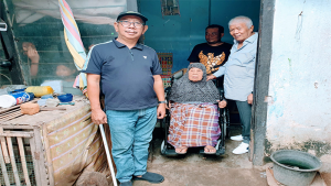 Rachmat Hidayat didampingi fungsionaris DPD PDI Perjuangan NTB H Ruslan Turmuzi, foto bersama Zawahir, warga difabel di Kabupaten Lombok Timur.