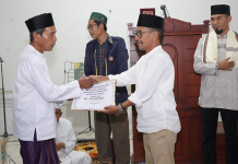 Wali Kota Bima, H Muhammad Lutfi saat menyerahkan bantuan untuk masjid dan musala di Kelurahan Jatibaru Kecamatan Asakota Kota Bima, Sabtu (15/4/2023) lalu.