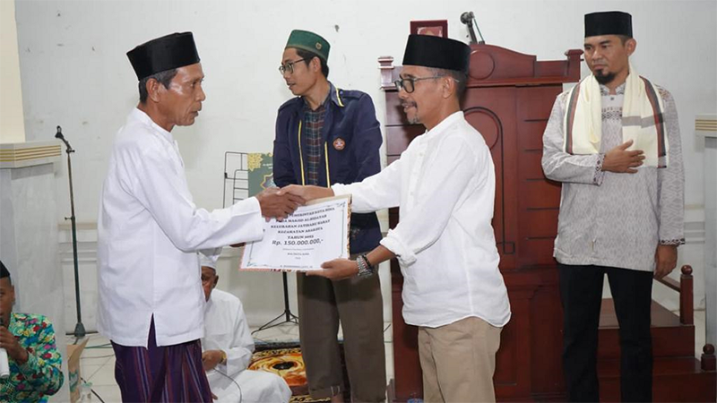 Wali Kota Bima, H Muhammad Lutfi saat menyerahkan bantuan untuk masjid dan musala di Kelurahan Jatibaru Kecamatan Asakota Kota Bima, Sabtu (15/4/2023) lalu.