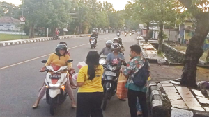 Mitra driver Maxim membagikan 300 pcs takjil kepada masyarakat di Kota Mataram menjelang akhir Ramadan 1444 Hijriah lalu.