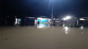 Kondisi pemukiman warga di Desa Tente Kecamatan Woha Kabupaten Bima, Nusa Tenggara Barat yang digenangi luapan banjir, Senin (3/4/2023) subuh.
