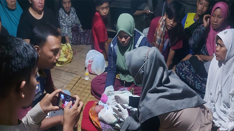 Sang bayi lucu yang tega dibuang orang tuanya malam hari di Pos Ronda di Desa Kakait, Gunungsari, Lombok Barat, Minggu (9/4/2023) kemarin.