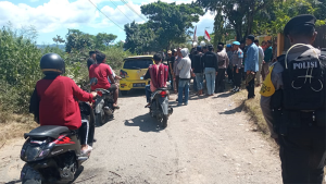 Arus lalu lintas di Jalan Lintas Rade-Dena Kecamatan Madapangga Kabupaten Bima sempat terhambat akibat aksi blokade jalan oleh massa BOM Kabupaten Bima, Rabu (26/4/2023) siang.