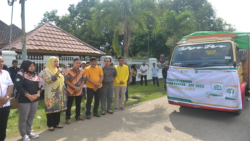 Bupati Bima, Hj Indah Dhamayanti Putri saat melepas beras cadangan pemerintah yang akan didistribusikan kepada keluarga penerima manfaat. Pelepasan digelar di Pendopo Bupati Bima, Sabtu (15/4/2023) lalu.
