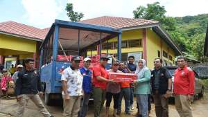 Bupati Bima, Hj Indah Dhamayanti Putri didampingi sejumlah pejabat Pemkab Bima saat menyerahkan bantuan untuk korban banjir di Kecamatan Palibelo, Kabupaten Bima, Jumat (7/4/2023) lalu.