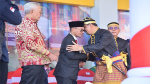 Bupati Dompu, H Kader Jaelani merangkul dan bersalaman dengan Wali Kota Bima, H Muhammad Lutfi dan Wakil Bupati Bima, H Dahlan M Noer yang juga menghadiri upacara HUT ke-208 Kabupaten Dompu di Lapangan Beringin Kantor Pemkab Dompu, Selasa (11/4/2023).