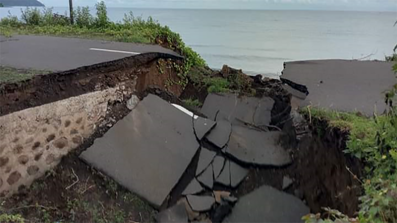 Kondisi jalan ambles di Desa Kawinda Nae Kecamatan Tambora Kabupaten Bima setelah dilanda hujan lebat. Jumat (31/3/2023) .