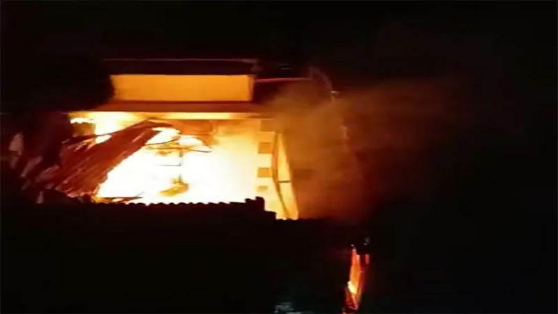 Kondisi saat api melahap kios milik warga Desa Sari Kecamatan Sape Kabupaten Bima, Rabu (26/4/2023) malam.