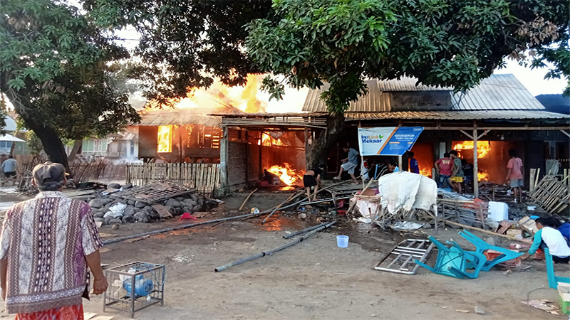 Situasi saat api melahap tiga rumah milik korban di Desa Pai Kecamatan Wera Kabupaten Bima, Nusa Tenggara Barat, Selasa (25/4/2023) sore.