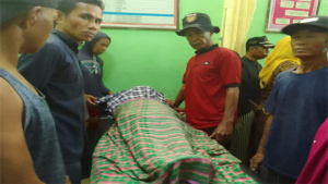 Jenazah juru bendung Parado Desa Tangga Kecamatan Monta Kabupaten Bima setelah berhasil dievakuasi, Minggu (1/4/2023).