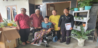 Mantan auditor Inspektorat Kota Mataram yang juga difabel, Budi Cahyono tampak bahagia setelah menerima bantuan kursi roda elektrik yang diulurkan anggota DPR RI dari PDI Perjuangan, H Rachmat Hidayat, Minggu (3/4/2023).
