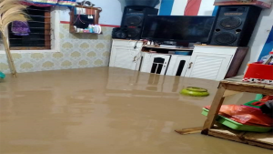 Kondisi rumah warga Kecamatan Woha Kabupaten Bima, Nusa Tenggara Barat saat digenangi luapan banjir, Senin (3/4/2023) dini hari.