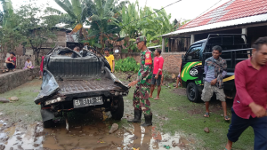 Kondisi pick up korban setelah berhasil dievakuasi aparat bersama warga usai terseret banjir sejauh 1 kilometer, Sabtu (1/4/2023) sore.