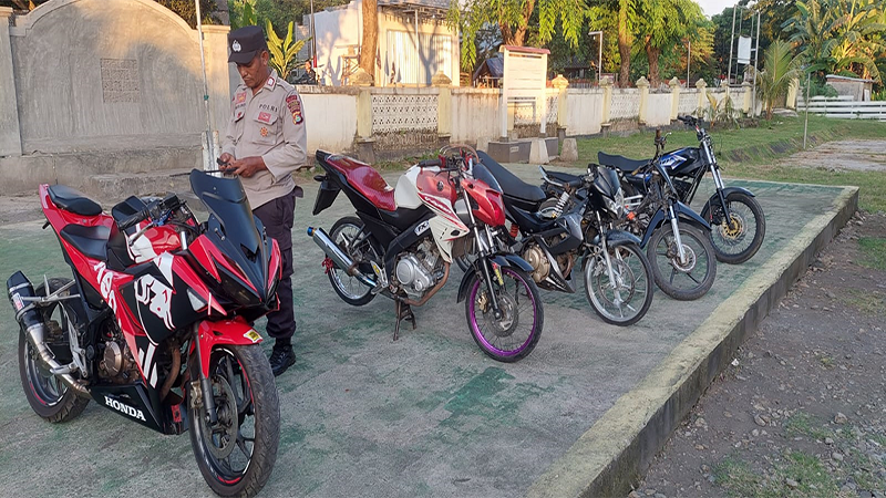 Aparat kepolisian di Dompu mengecek kendaraan berknalpot brong yang mengganggu kenyamanan masyarakat.