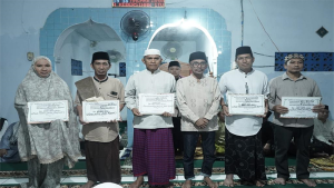 Wali Kota Bima, H Muhammad Lutfi foto bersama pengurus masjid dan musala usai serah terima hibah di Masjid Al Ikhlas Lingkungan Niu, Kelurahan Dara, Rasanae Barat, Kota Bima, Minggu (9/4/2023).