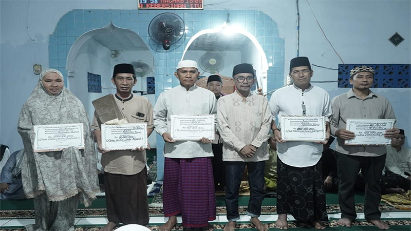 Wali Kota Bima, H Muhammad Lutfi foto bersama pengurus masjid dan musala usai serah terima hibah di Masjid Al Ikhlas Lingkungan Niu, Kelurahan Dara, Rasanae Barat, Kota Bima, Minggu (9/4/2023).