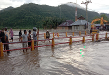 Kondisi luapan banjir melampui ketinggian jembatan di So Kalate Desa Simpasai Kecamatan Monta Kabupaten Bima, Nusa Tenggara Barat, Minggu (2/4/2023) sore.