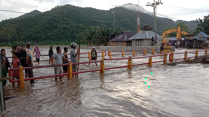 Kondisi luapan banjir melampui ketinggian jembatan di So Kalate Desa Simpasai Kecamatan Monta Kabupaten Bima, Nusa Tenggara Barat, Minggu (2/4/2023) sore.